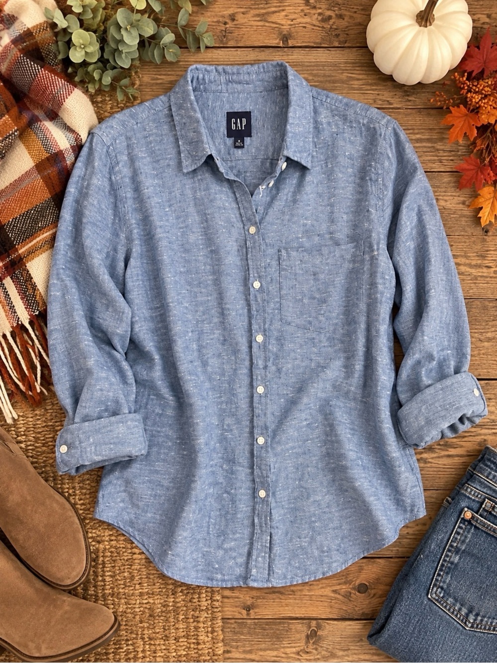 GAP women’s  Heathered Sky Blue Long-Sleeve Button-Down Shirt